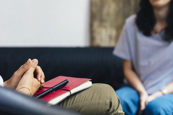 Frau während einer Therapiesitzung