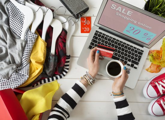 Woman shopping on internet Kaufsucht