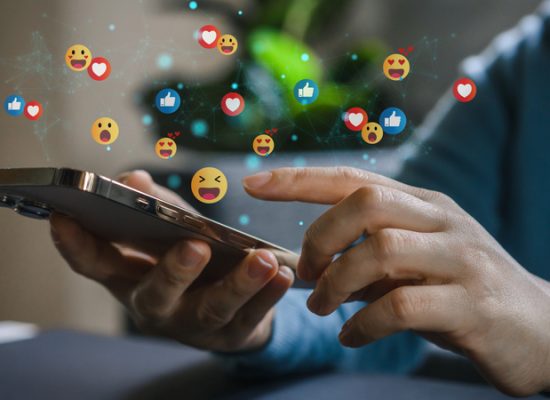 Concept of social media communication and digital online, people use smartphone playing with icon online social media, online marketing, technology, chat, post, like, follow at phone screen Mediensucht
